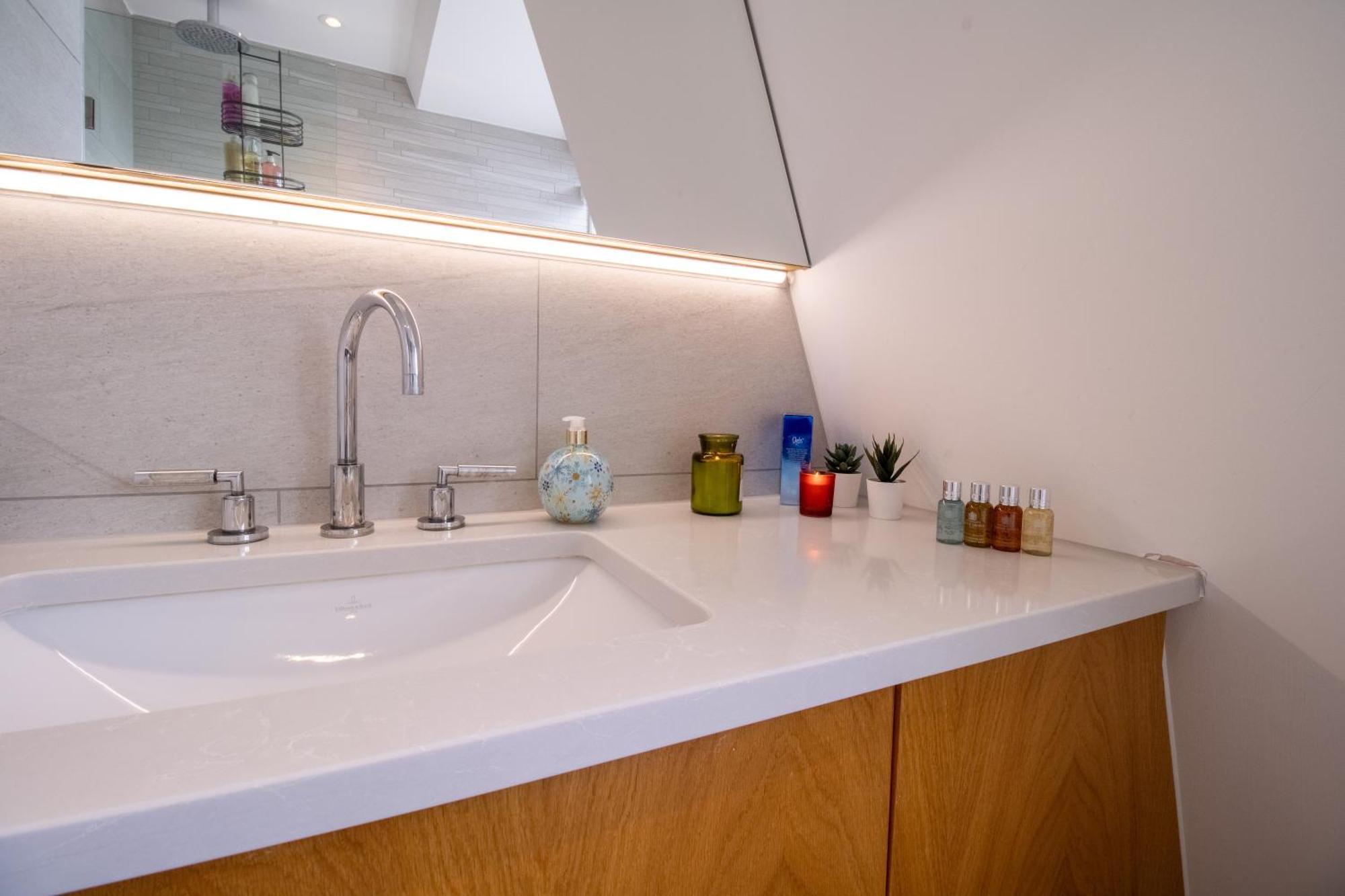 Luxurious 1-Bedroom Penthouse In Marble Arch 71 런던 외부 사진
