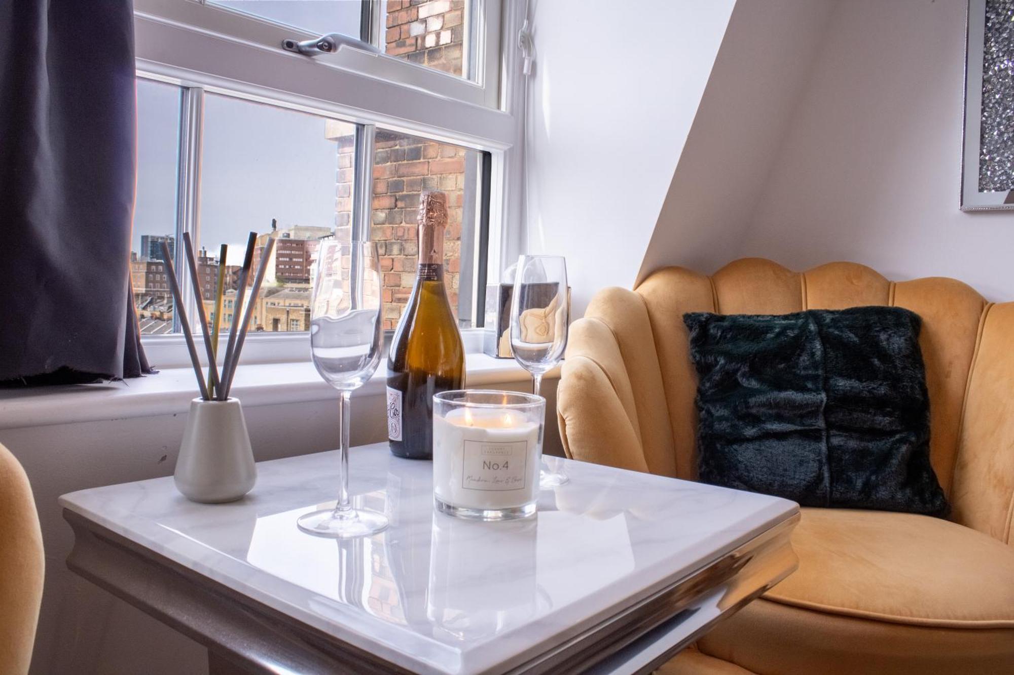 Luxurious 1-Bedroom Penthouse In Marble Arch 71 런던 외부 사진