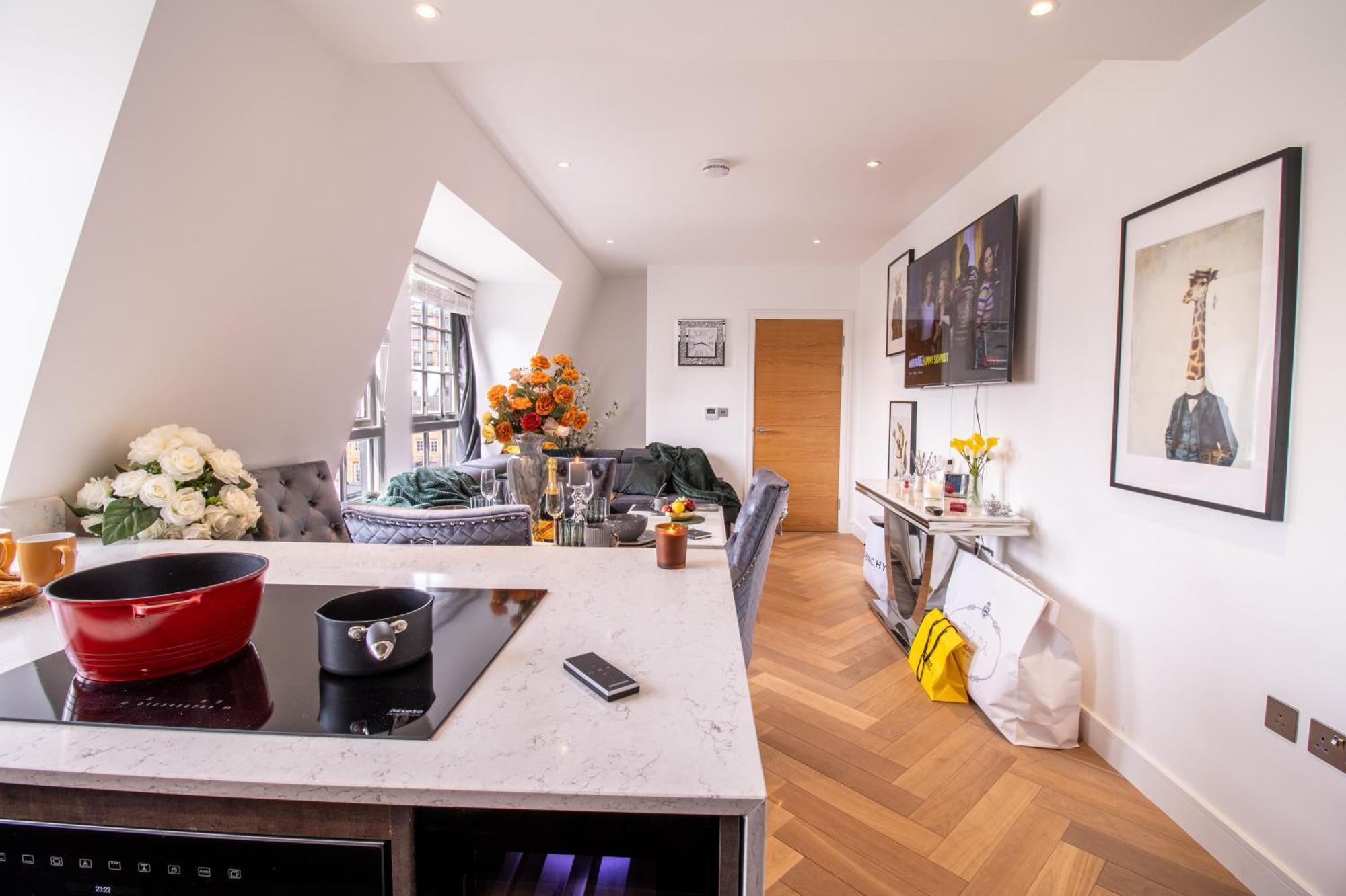 Luxurious 1-Bedroom Penthouse In Marble Arch 71 런던 외부 사진