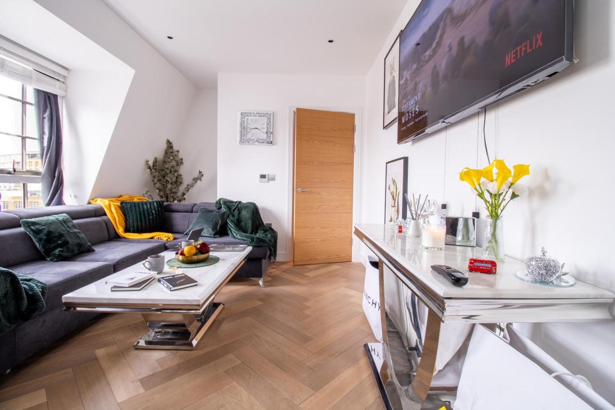Luxurious 1-Bedroom Penthouse In Marble Arch 71 런던 외부 사진